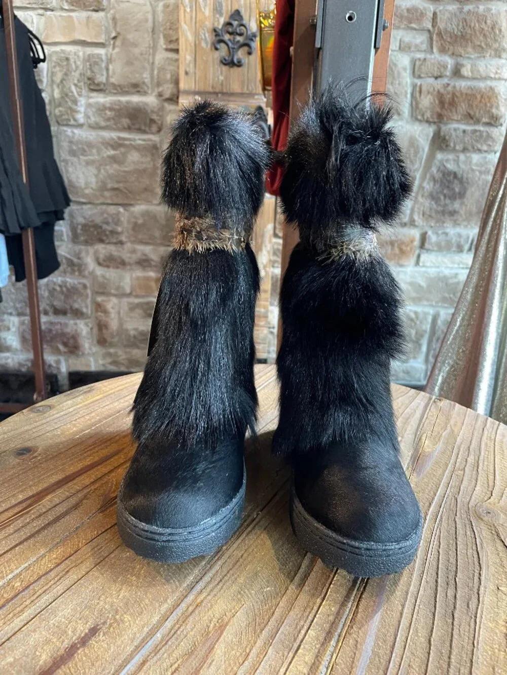 Genuine Bearpaw Real Goat and Cowhide Fur Winter Boots Feather Detail Size 6